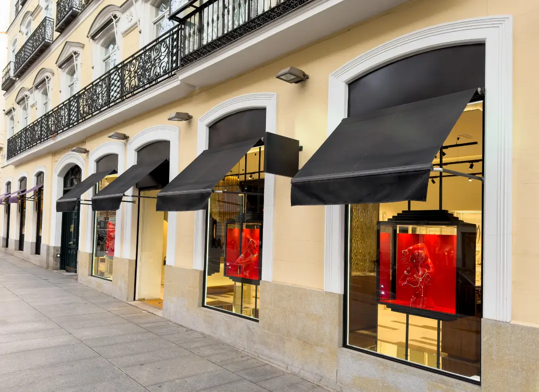 Façade vitrine de magasin en aluminium sur mesure à Mont-Saint-Aignan